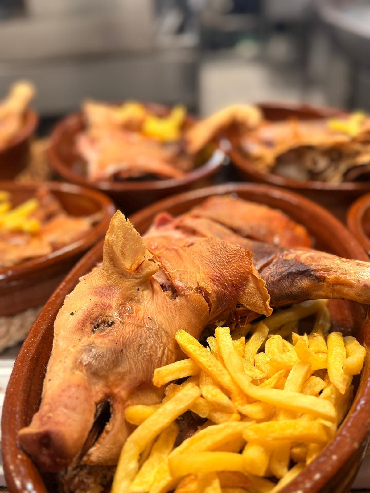 Ración de cochinillo asado con piel crujiente.