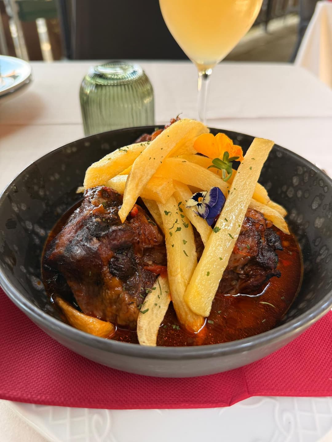 Rabo de toro servido como plato tradicional castellano.